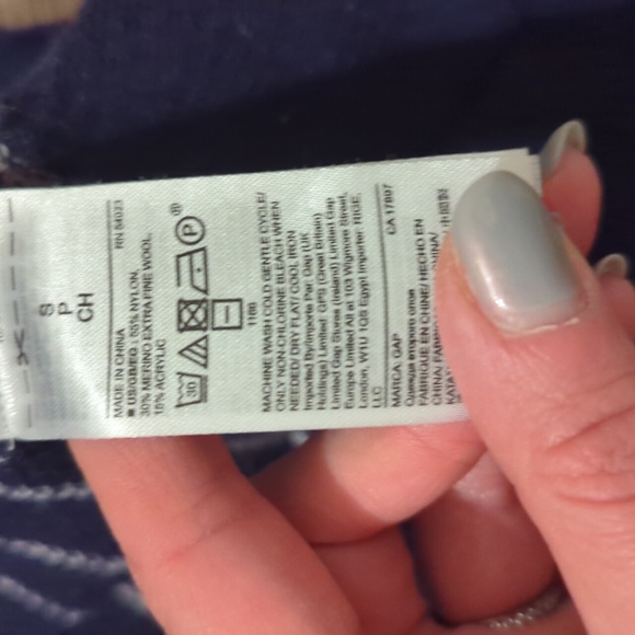 GAP size S Merino blend sweater - Picture 4 of 4